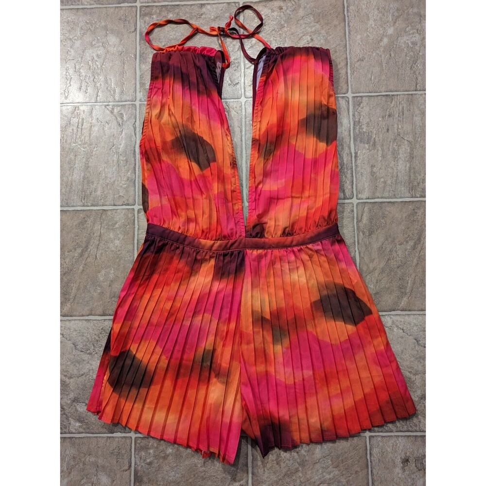 NWT Pretty Little Thing SZ 8 Women's Plunge Neckline Romper shorts 1pc F5 - Picture 1 of 3